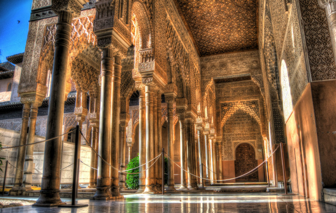 Alhambra_-_Patio_de_los_Leones_in_the_morning_sun_-_July_2011